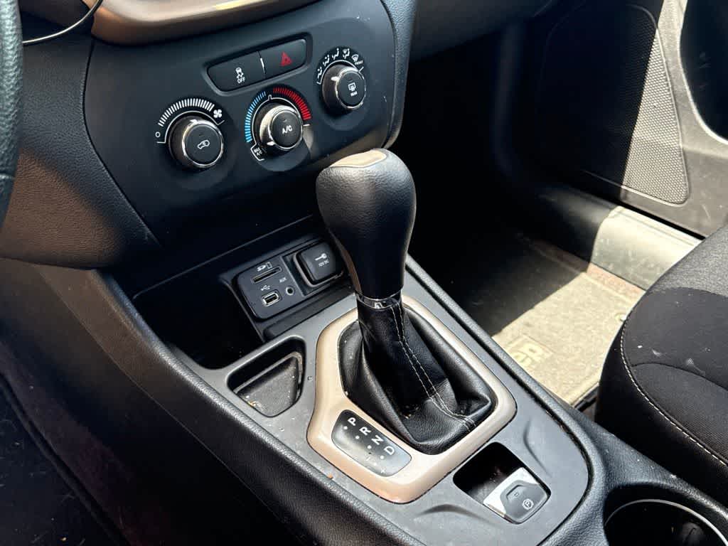Thumbnail: 2016 Jeep Cherokee - 12