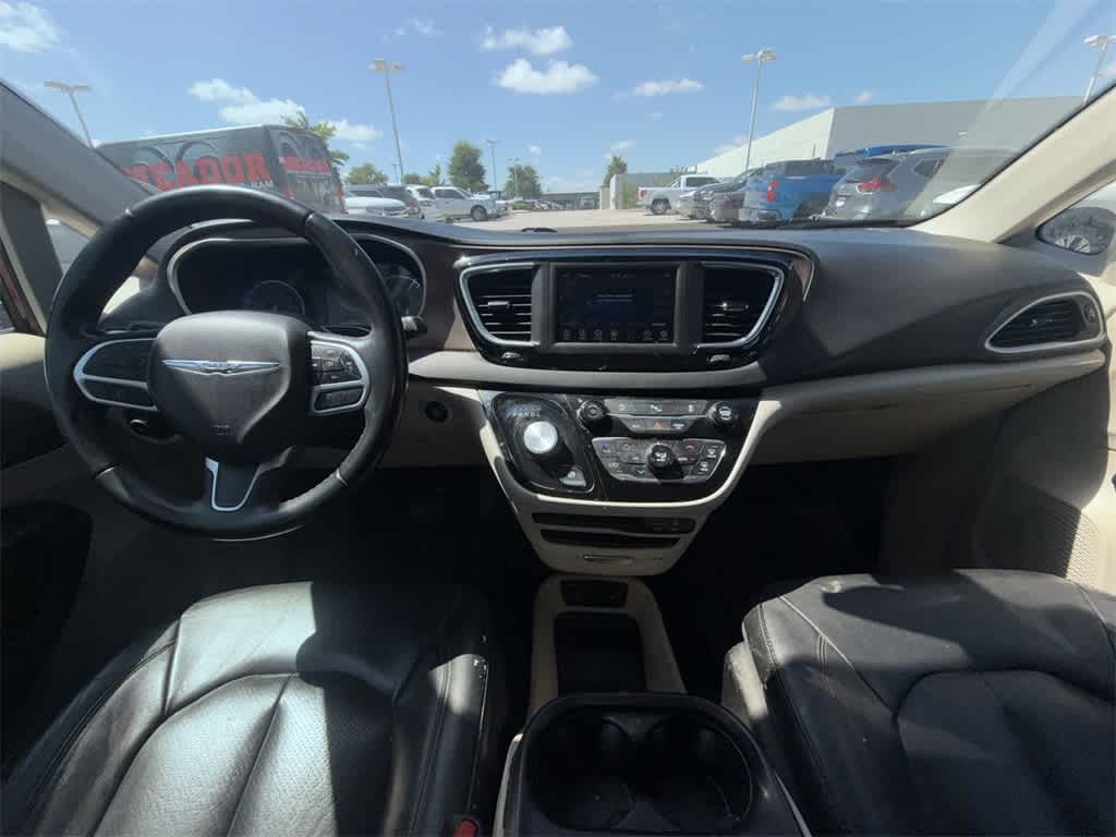 Thumbnail: 2018 Chrysler Pacifica - 17