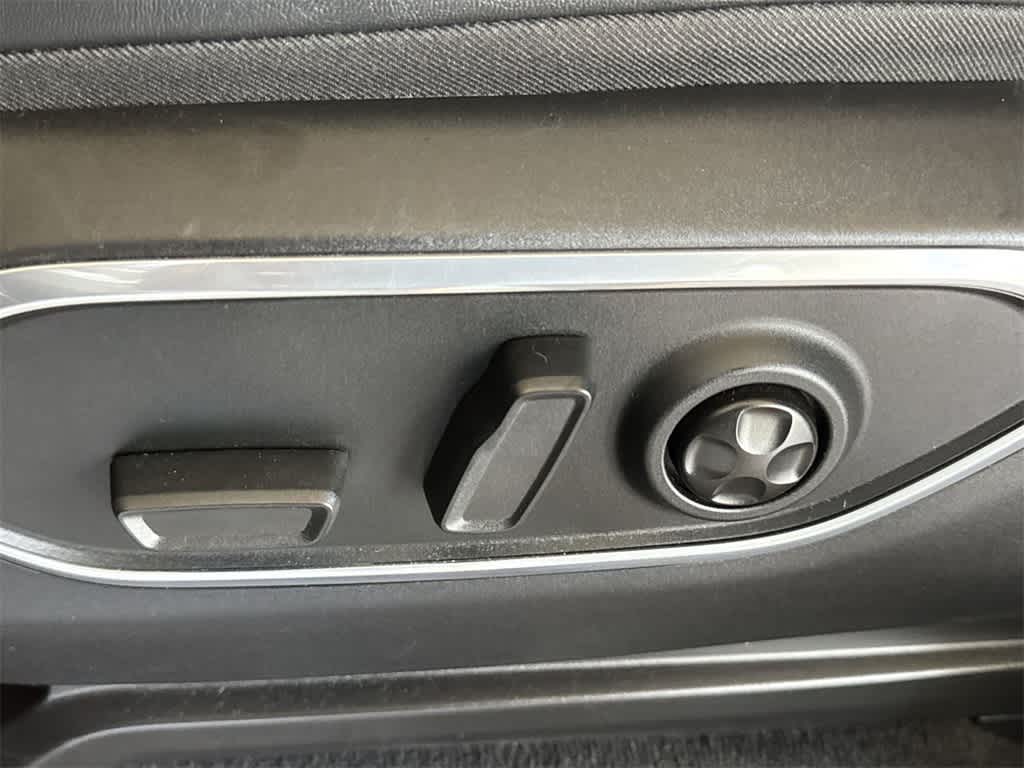 Thumbnail: 2023 Jeep Wagoneer - 24