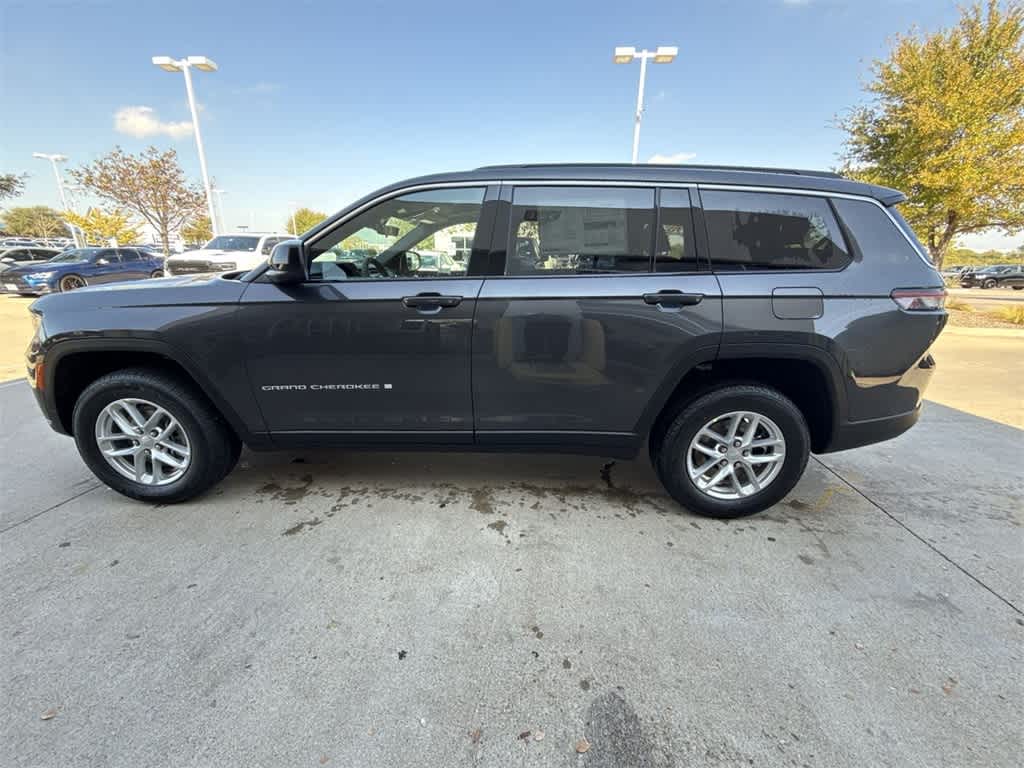 2025 Jeep Grand Cherokee Laredo photo 3