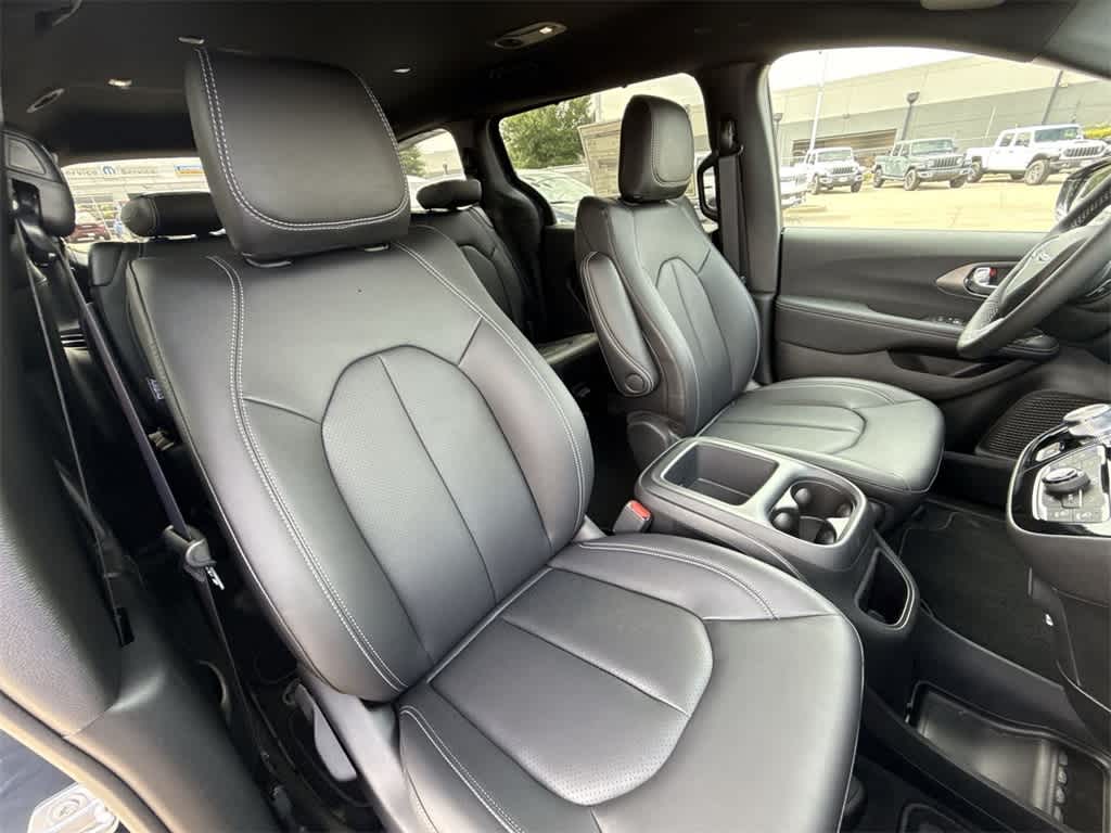 Thumbnail: 2025 Chrysler Pacifica - 14