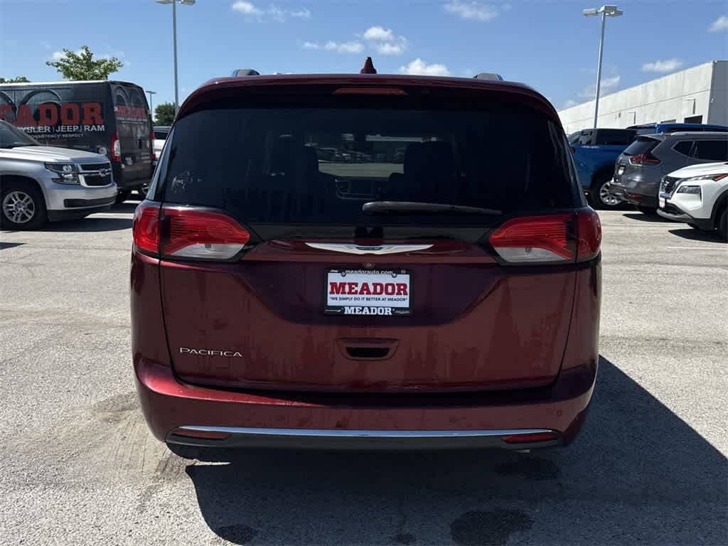 Thumbnail: 2018 Chrysler Pacifica - 5