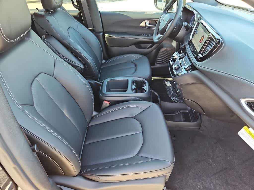 Thumbnail: 2026 Chrysler Pacifica - 22