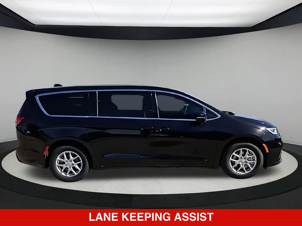 Thumbnail: 2026 Chrysler Pacifica - 9