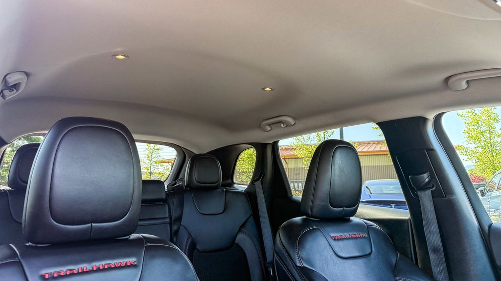 Thumbnail: 2019 Jeep Cherokee - 17