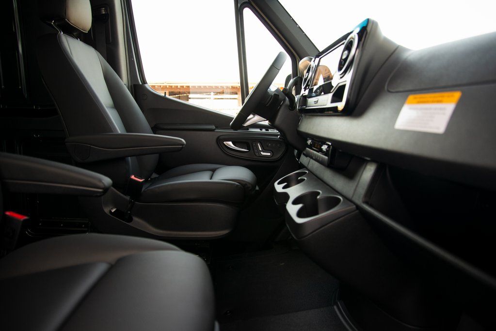 Thumbnail: 2025 Mercedes-Benz Sprinter - 15