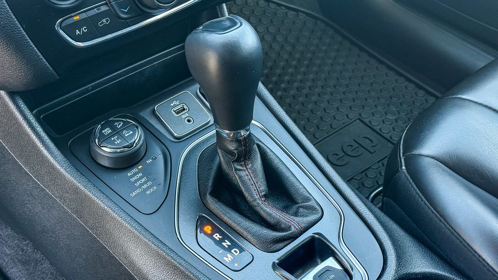 Thumbnail: 2019 Jeep Cherokee - 22