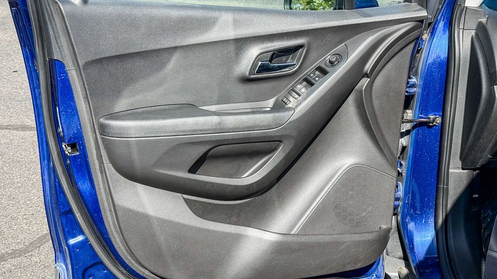 Thumbnail: 2017 Chevrolet Trax - 20