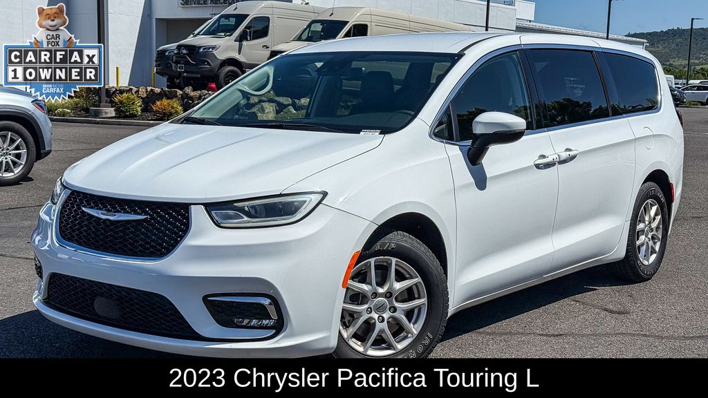 2023 Chrysler Pacifica Touring L's photo