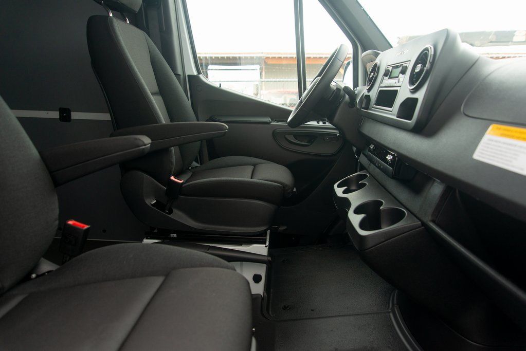 Thumbnail: 2025 Mercedes-Benz Sprinter - 32