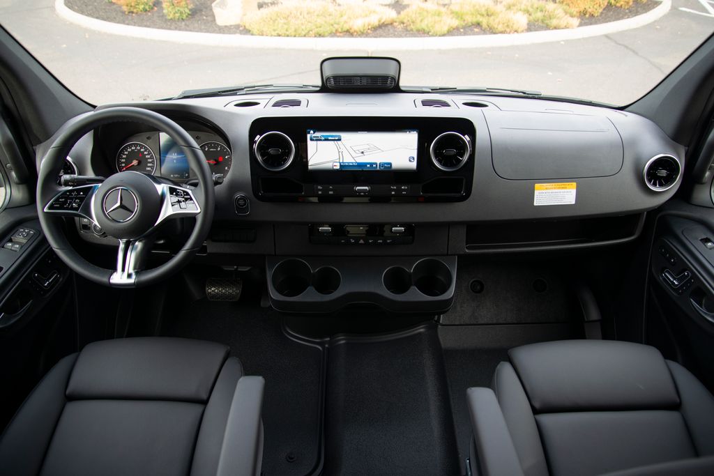 Thumbnail: 2025 Mercedes-Benz Sprinter - 17