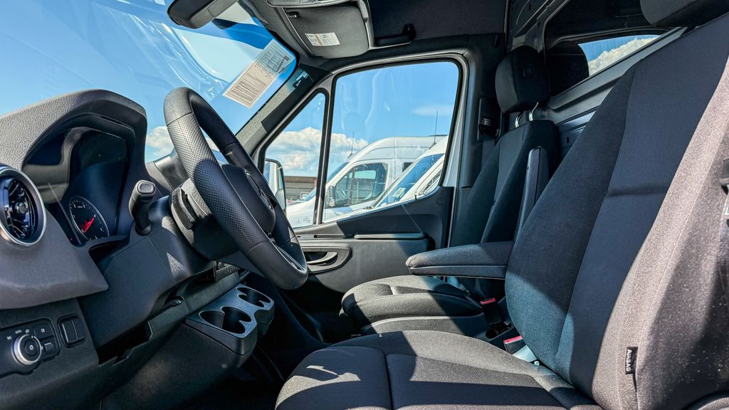 Thumbnail: 2025 Mercedes-Benz Sprinter - 9