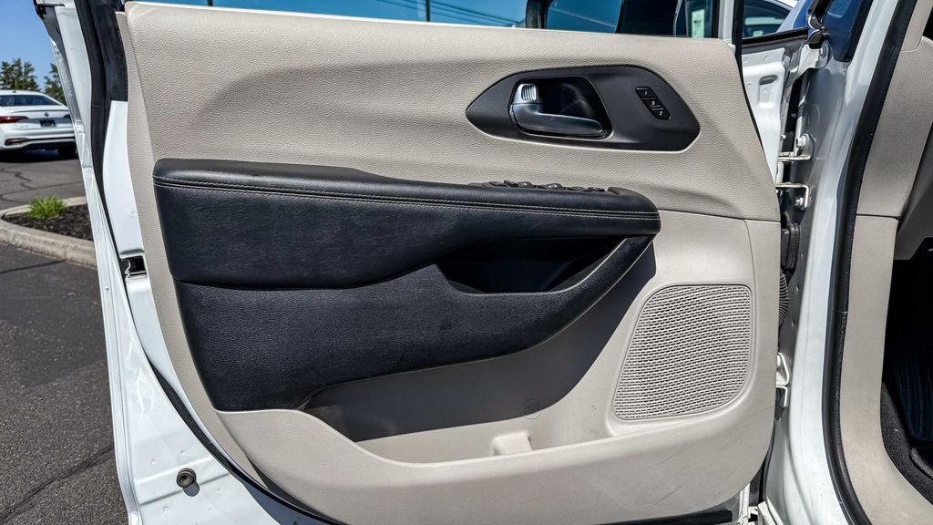 Thumbnail: 2023 Chrysler Pacifica - 20