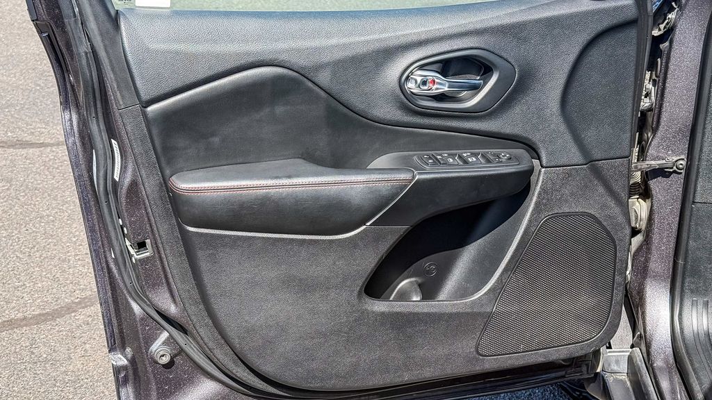 Thumbnail: 2019 Jeep Cherokee - 20