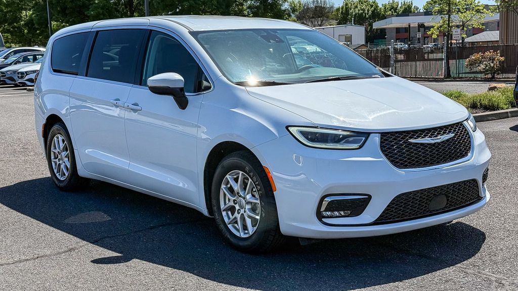 Thumbnail: 2023 Chrysler Pacifica - 4