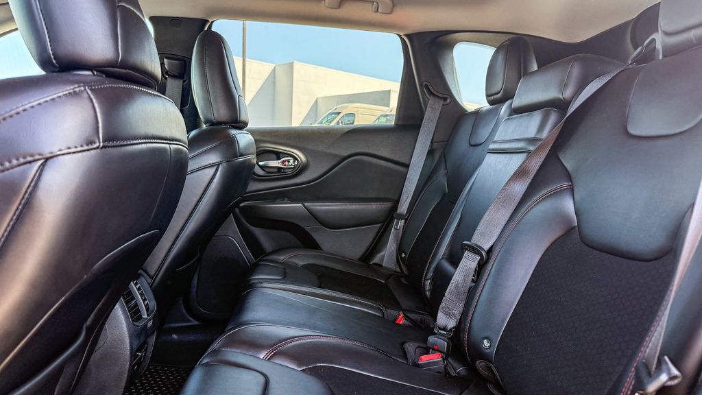 Thumbnail: 2019 Jeep Cherokee - 18