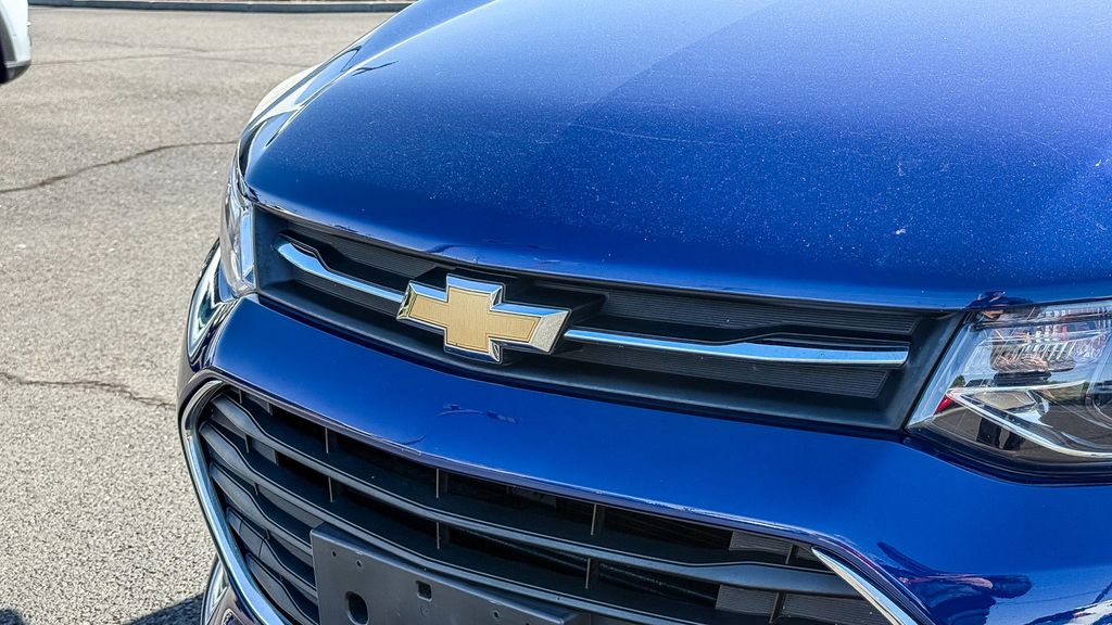 Thumbnail: 2017 Chevrolet Trax - 3