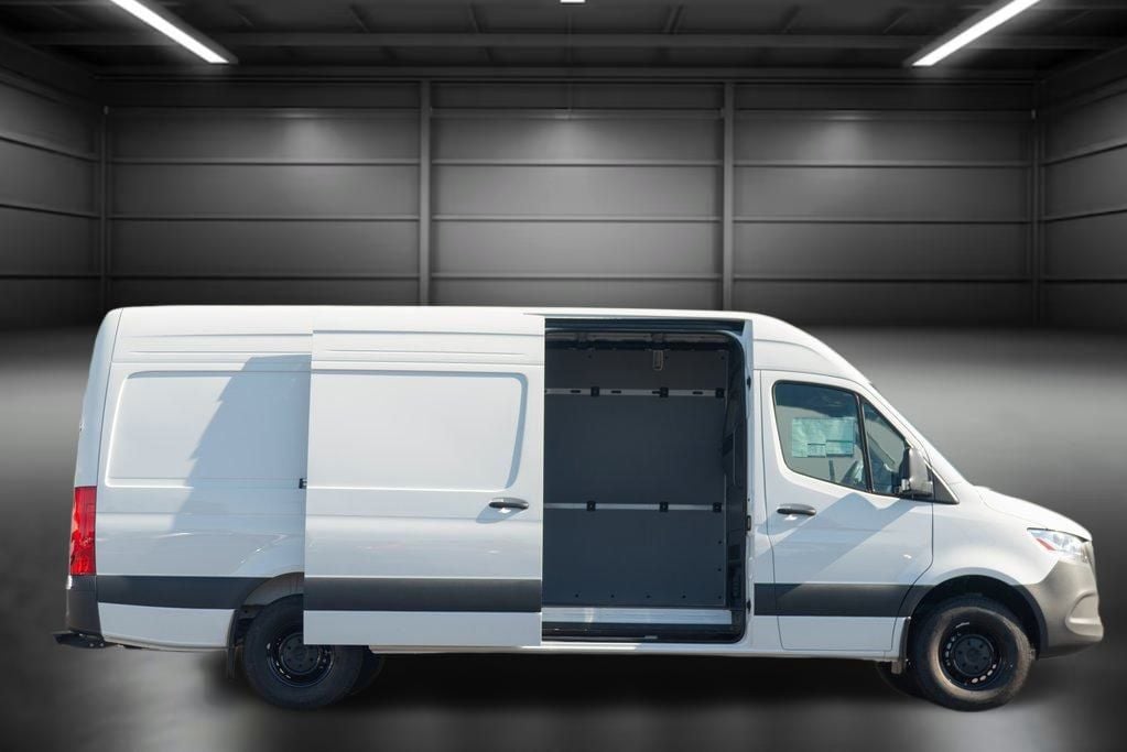 Thumbnail: 2025 Mercedes-Benz Sprinter - 7