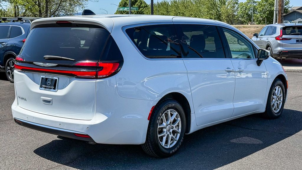 Thumbnail: 2023 Chrysler Pacifica - 5