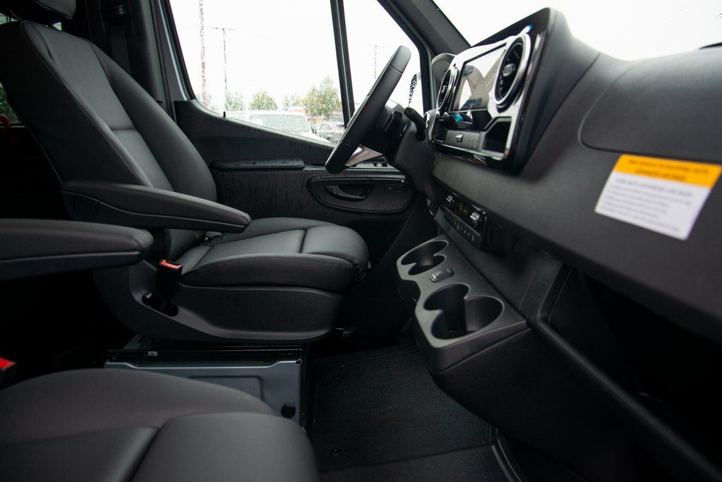 Thumbnail: 2025 Mercedes-Benz Sprinter - 14