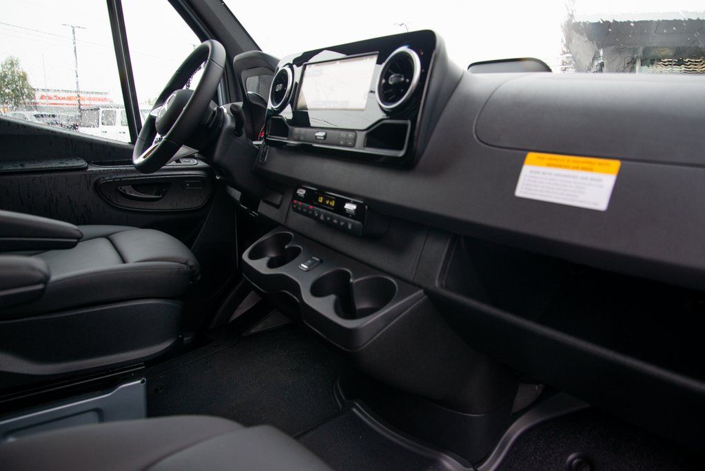 Thumbnail: 2025 Mercedes-Benz Sprinter - 13