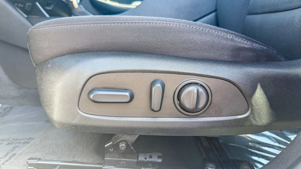 Thumbnail: 2024 Chevrolet Malibu - 21