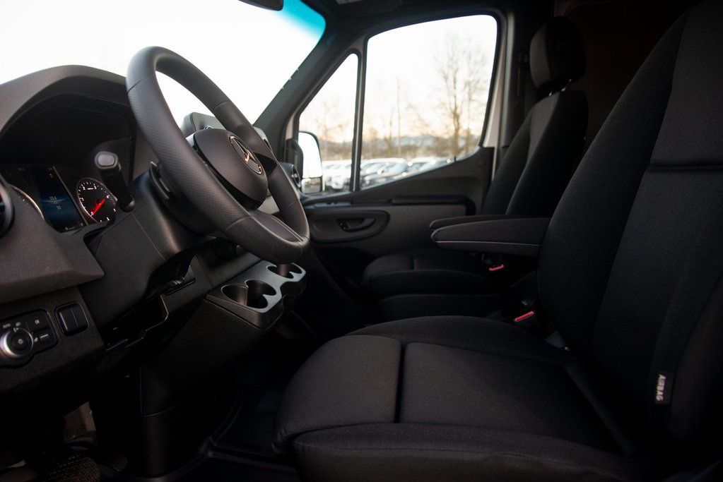 Thumbnail: 2025 Mercedes-Benz Sprinter - 32