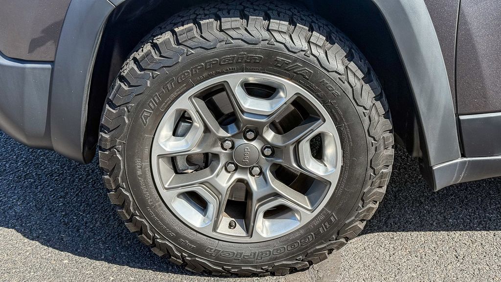 Thumbnail: 2019 Jeep Cherokee - 11