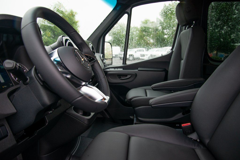 Thumbnail: 2025 Mercedes-Benz Sprinter - 12