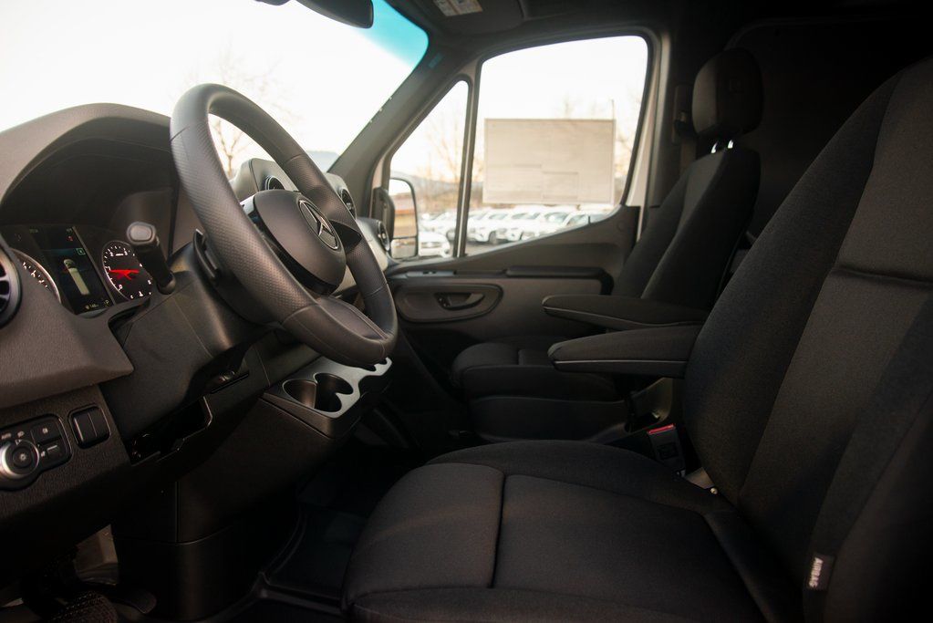 Thumbnail: 2025 Mercedes-Benz Sprinter - 31