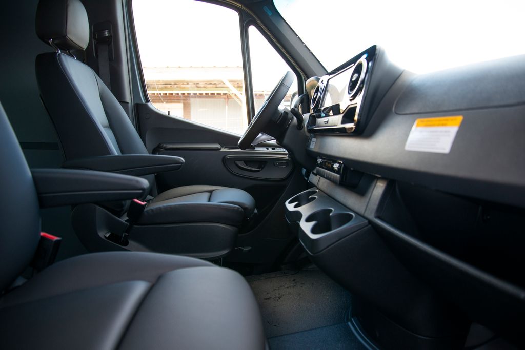 Thumbnail: 2026 Mercedes-Benz Sprinter - 14
