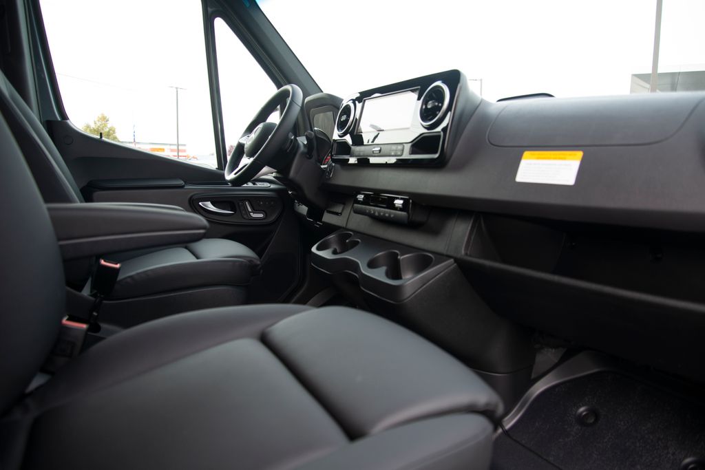 Thumbnail: 2025 Mercedes-Benz Sprinter - 13