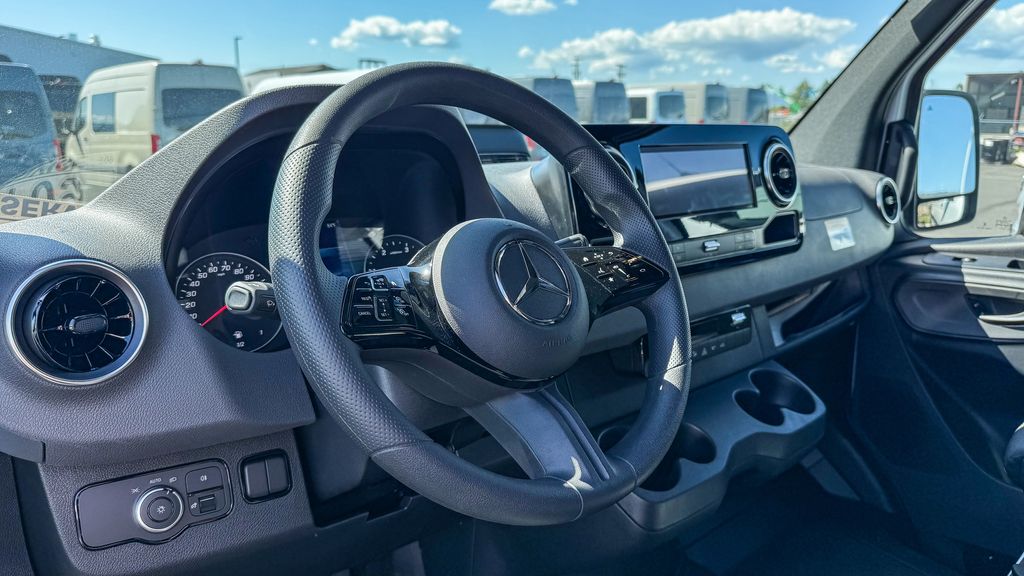 Thumbnail: 2025 Mercedes-Benz Sprinter - 10