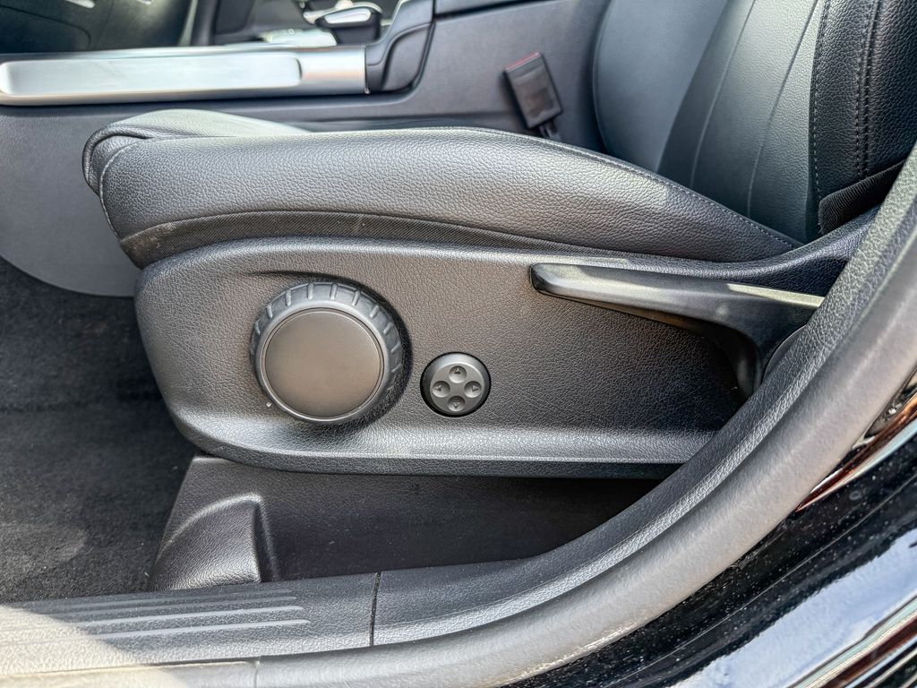 Thumbnail: 2022 Mercedes-Benz GLB - 22