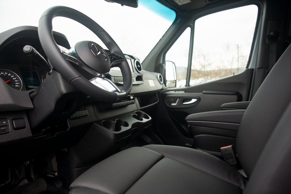 Thumbnail: 2025 Mercedes-Benz Sprinter - 16