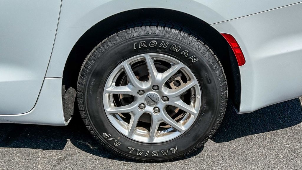 Thumbnail: 2023 Chrysler Pacifica - 9