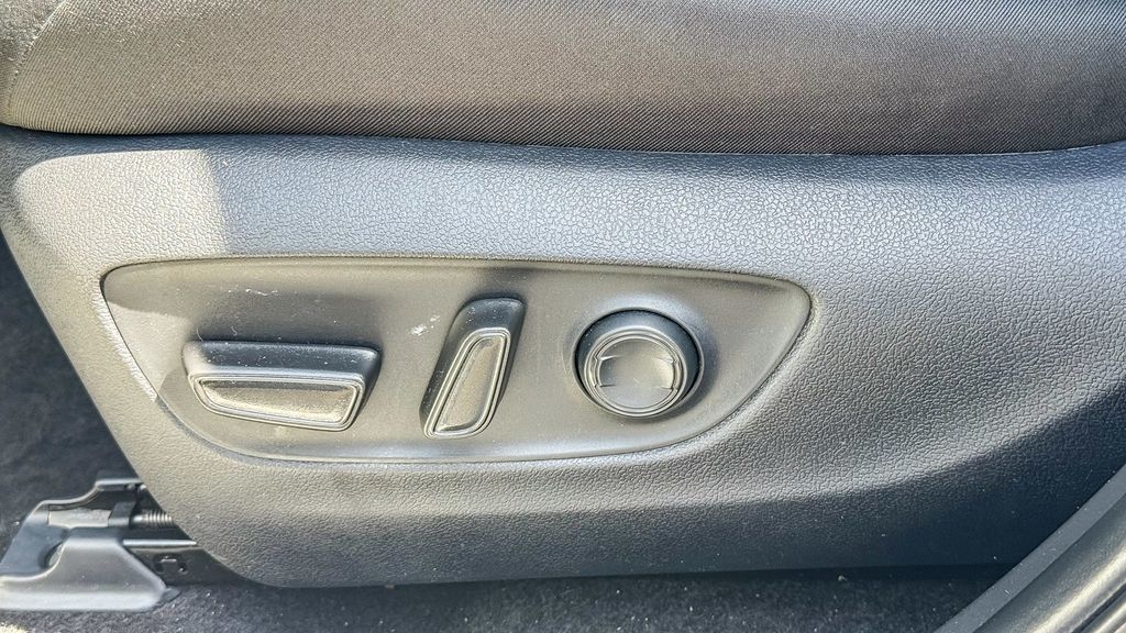 Thumbnail: 2025 Toyota RAV4 - 21