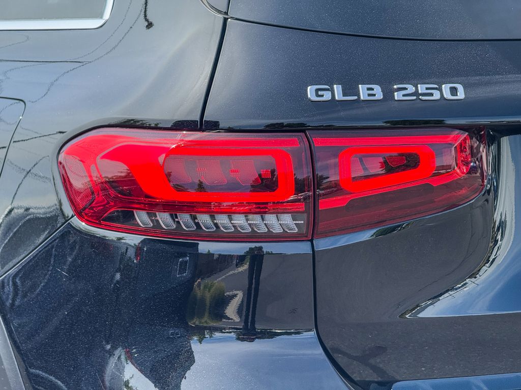 Thumbnail: 2022 Mercedes-Benz GLB - 10