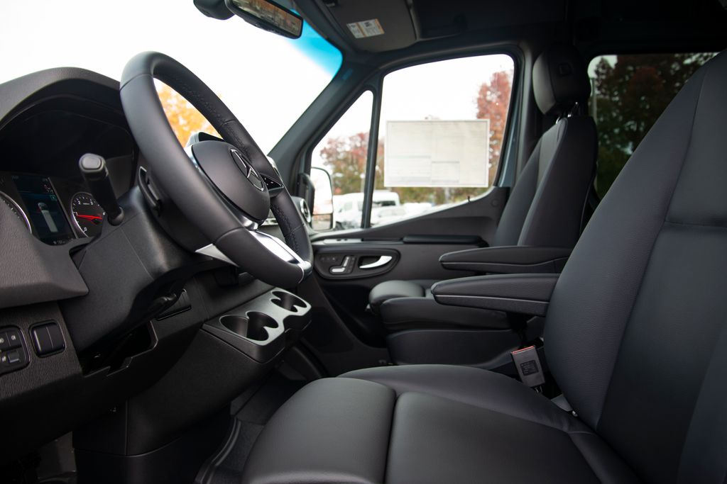 Thumbnail: 2025 Mercedes-Benz Sprinter - 12