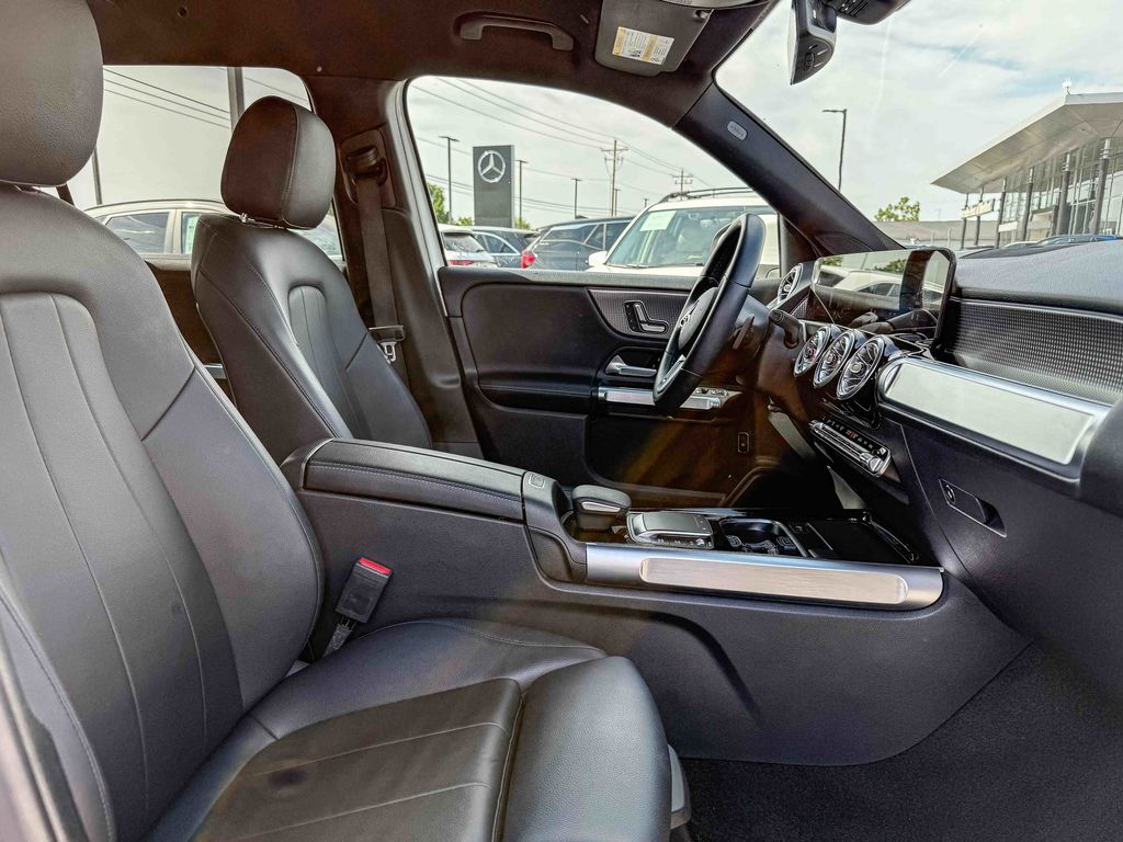 Thumbnail: 2022 Mercedes-Benz GLB - 16