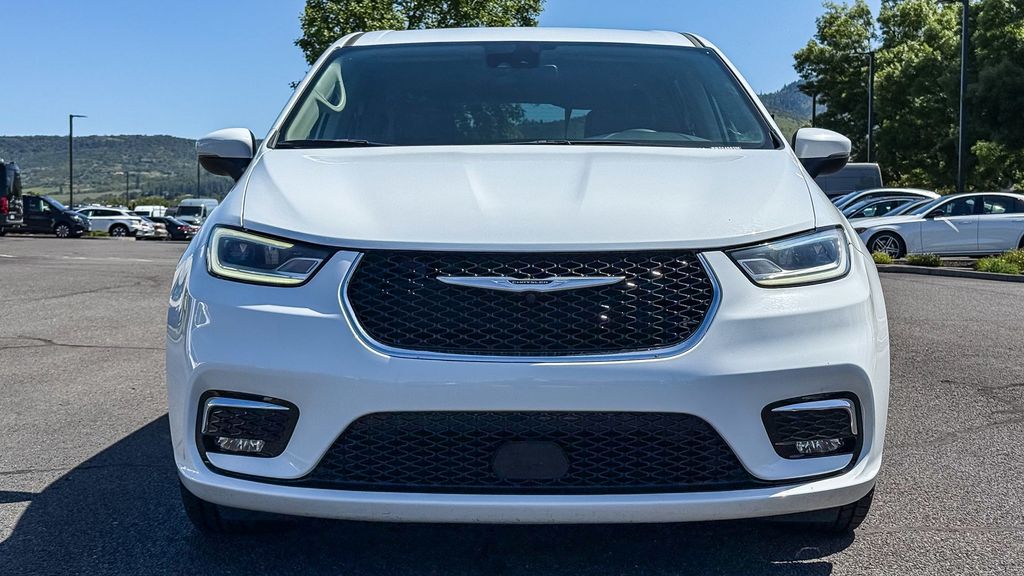Thumbnail: 2023 Chrysler Pacifica - 3
