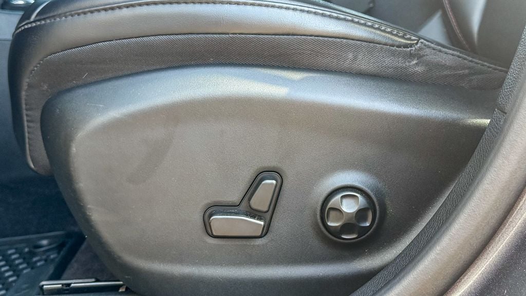 Thumbnail: 2019 Jeep Cherokee - 21