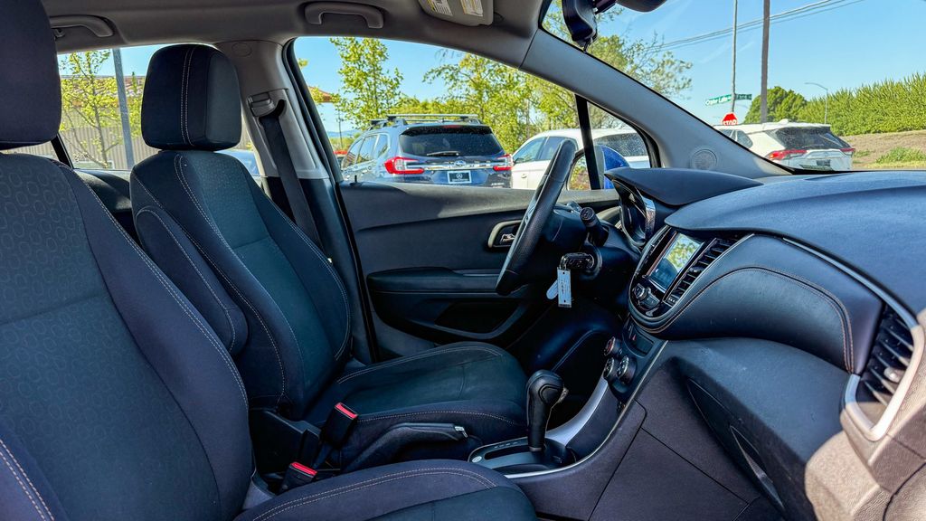 Thumbnail: 2017 Chevrolet Trax - 16