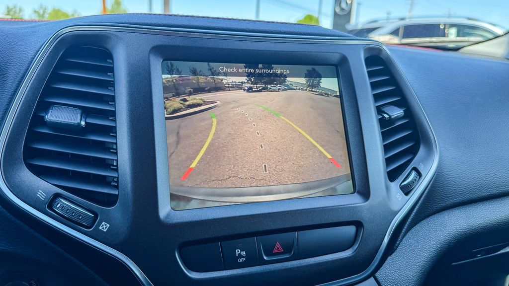 Thumbnail: 2019 Jeep Cherokee - 25