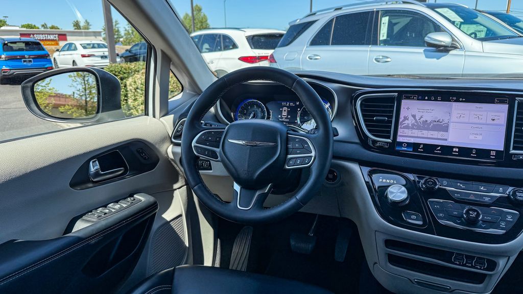Thumbnail: 2023 Chrysler Pacifica - 14