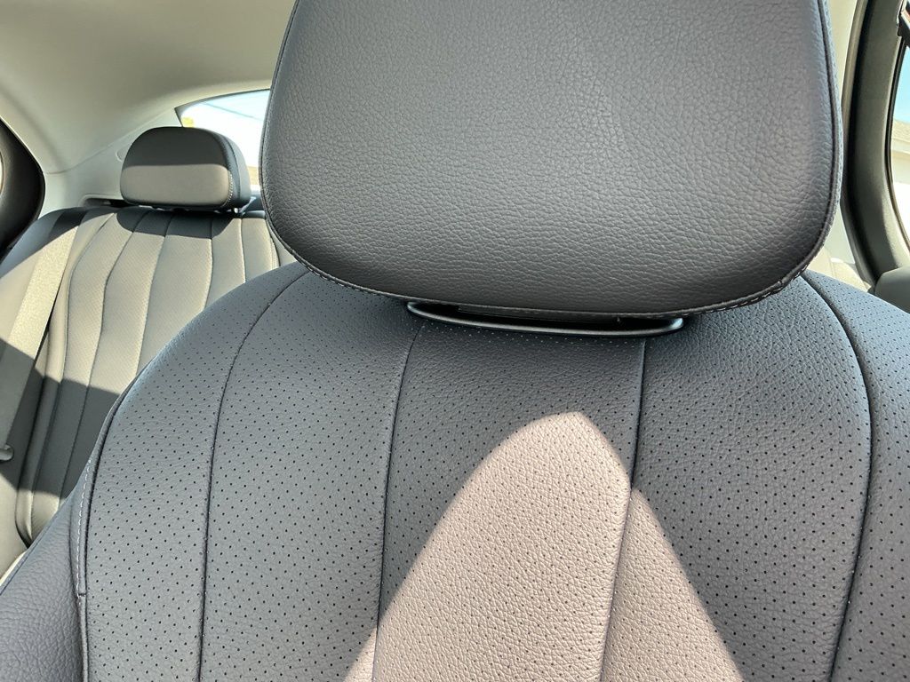 2027 Mercedes-Benz E-Class E350 - Photo 13