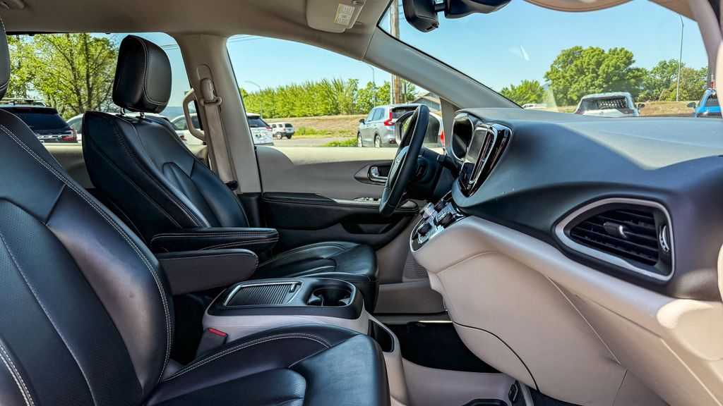 Thumbnail: 2023 Chrysler Pacifica - 18
