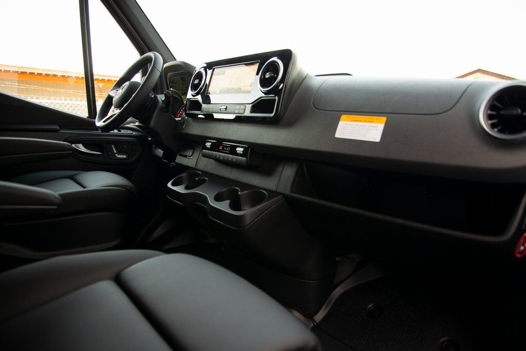 Thumbnail: 2025 Mercedes-Benz Sprinter - 14