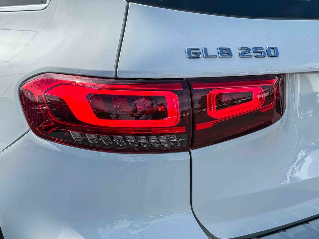 Thumbnail: 2022 Mercedes-Benz GLB - 9