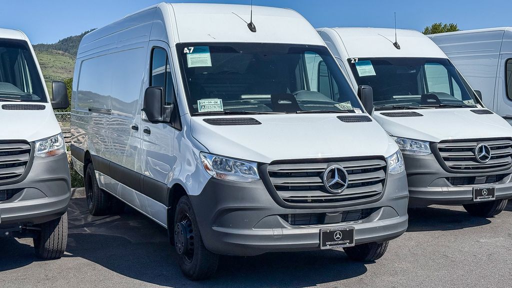 Thumbnail: 2025 Mercedes-Benz Sprinter - 3